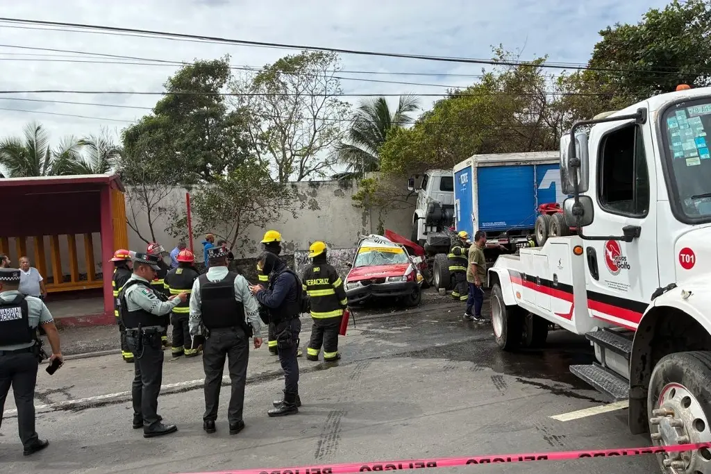 ¡Media hora de angustia! Rescate extremo en la Veracruz-Xalapa; civiles y mecánicos salvaron al prensado