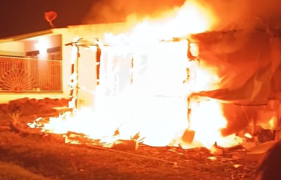 ¡A punto del linchamiento! Vecinos de La Laguna en Coatepec detienen a presunto ladrón e incendian vivienda