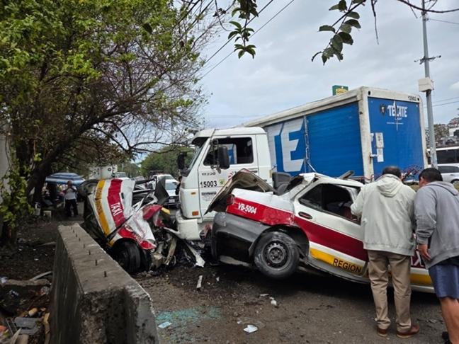 Camión cervecero aplasta a dos taxis en la Veracruz-Xalapa; hay conductores prensados y luchan por su vida